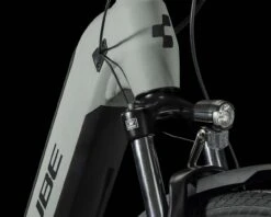 Cube Kathmandu Hybrid ONE 750 - Easy Entry Elektro Trekking Bike 2023 | Swampgrey´n´black -Lenker Fest Verkaufsgeschäft cube kathmandu hybrid one 750 easy entry elektro trekking bike 2023 swampgreynblack l 003 95608 2200x1760 1280x1280